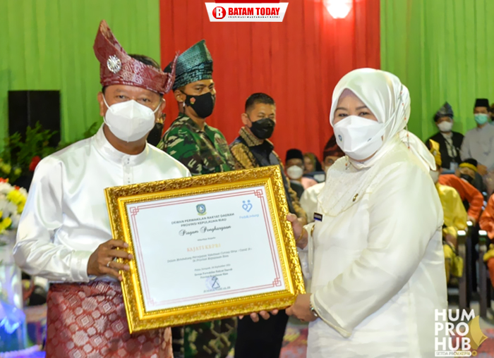 Wagub Marlin saat memberi Piagam Penghargaan kepada Kejati Kepri
